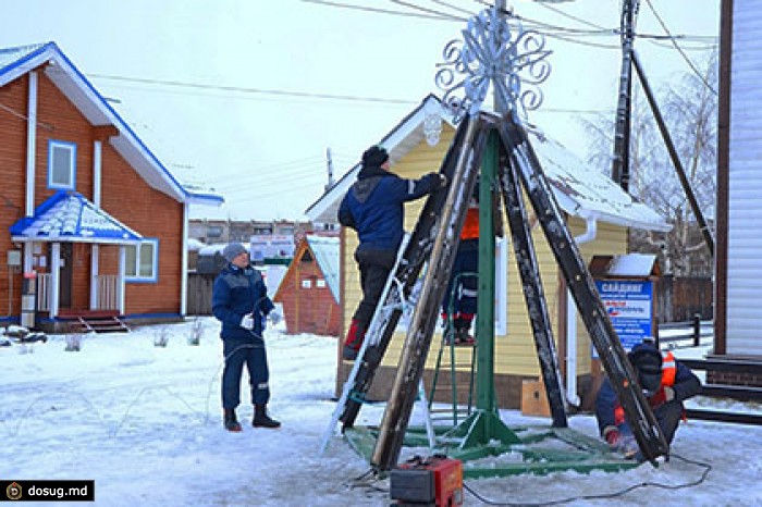 В Вологде соорудили двухтонную елку из стальных рельсов