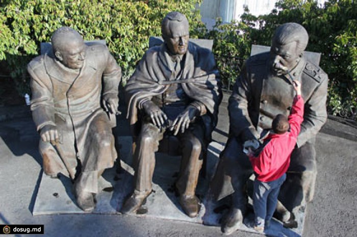 В Ялте открыли памятник Сталину, Рузвельту и Черчиллю