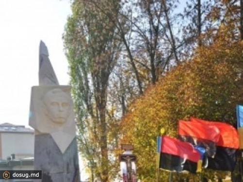 В Здолбунове появился памятник Бандере