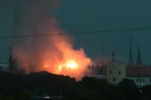 В горящем Рижском замке частично обвалилась крыша