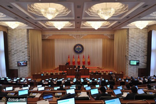 В парламенте Киргизии насчитали 58 вооруженных депутатов