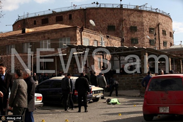 В перестрелке у ереванской тюрьмы убиты три человека