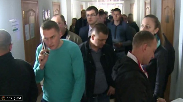 В последний день подачи деклараций в налоговых инспекциях выстраиваются очереди