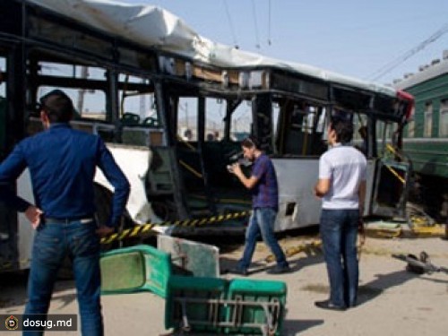 В пригороде Баку поезд врезался в пассажирский автобус