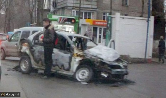 В результате аварии сгорела машина такси