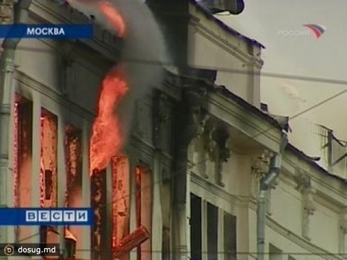 В центре Москвы загорелся старый дом