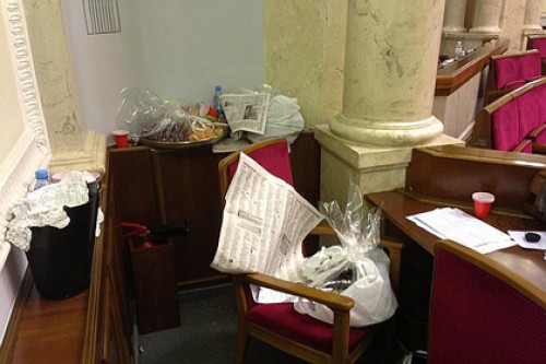 В зале Верховной Рады обнаружили «бухающих» депутатов