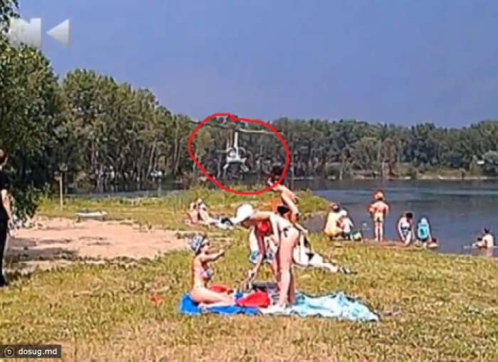 Вертолет приземлился пляж, чтобы высадить девушку в купальнике. ВИДЕО