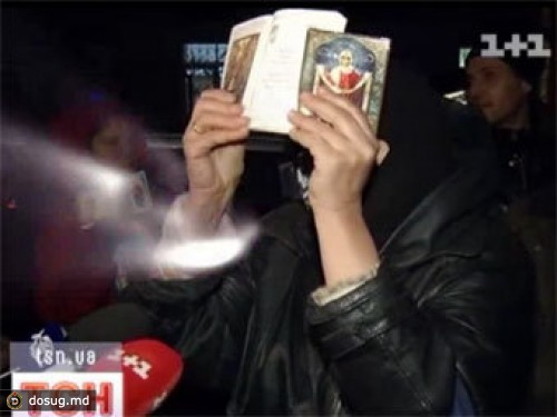 Верующие киевлянки ополчились на стрип-клуб "Красная шапочка"