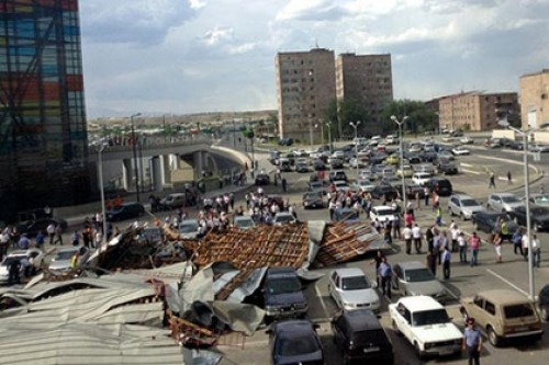 Ветер сорвал крышу VIP-зала ереванского аэропорта