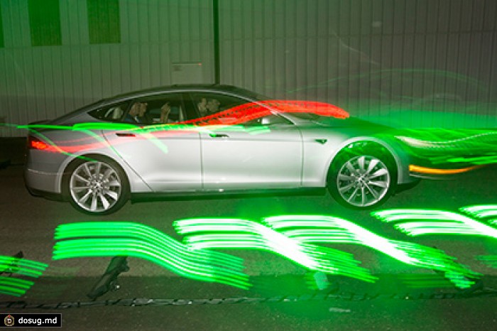 Видео продемонстрировало последствия удара молнии в электромобиль Tesla Model S