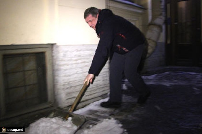 Вице-губернатор Петербурга использовал двор Довлатова для снегоуборочного флешмоба