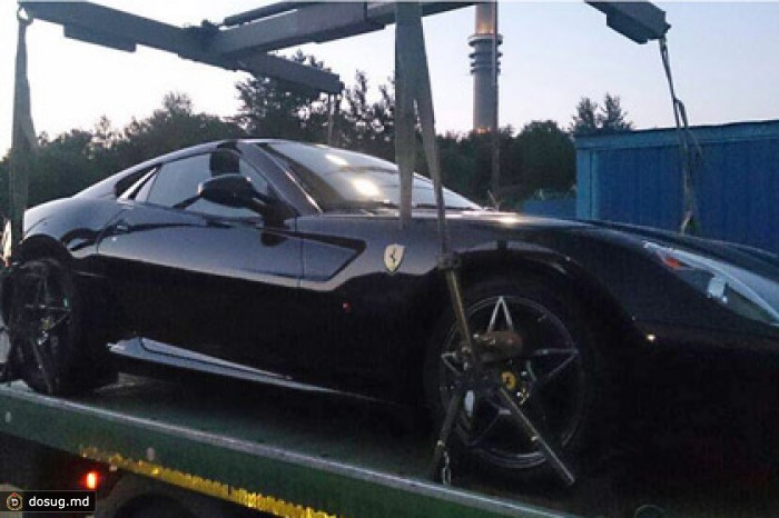Владелец Ferrari гонялся в Москве за забравшим его машину эвакуатором