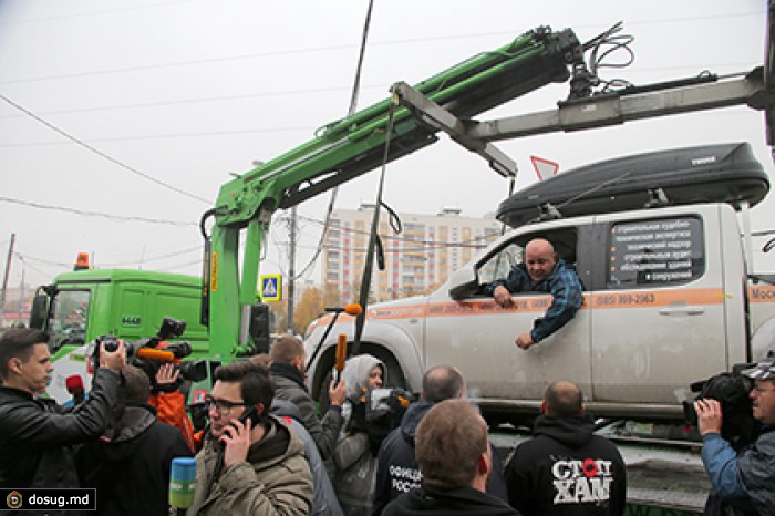 Власти Москвы решили снять с эвакуатора машину неуступчивого водителя