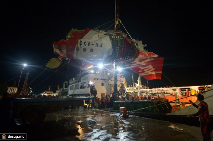 Водолазы подняли самописец разбившегося в Яванском море лайнера