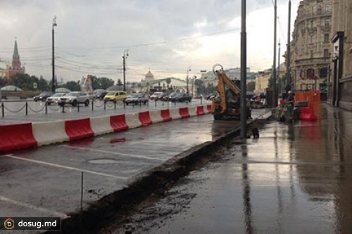 Вокруг Госдумы начали строить стальной забор