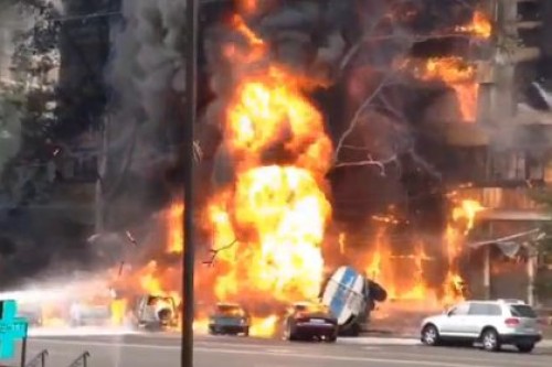 Восьмиэтажный дом в Алма-Ате загорелся из-за взорвавшегося бензовоза