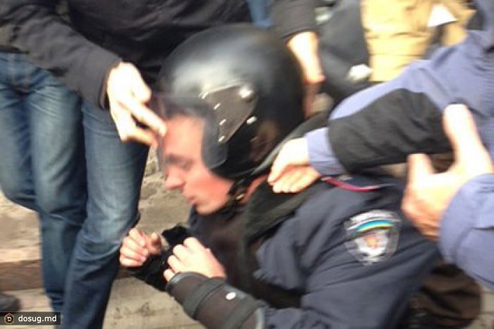 Возле Киевсовета поцарапали милиционеров