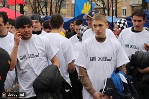 Януковича попросили найти провокаторов в футболках «Бей жидов!»