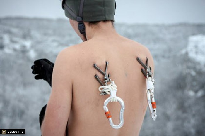 Житель Татарстана прикрепил тарзанку к спине металлическими крюками
