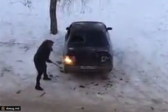 Жительница Ангарска кувалдой передала привет владельцу автомобиля