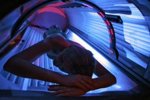 За клиентками одесского солярия подглядывали из зеркал