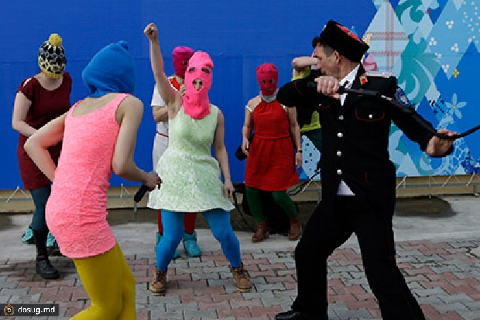 Зачинщика потасовки с участницами Pussy Riot оштрафовали