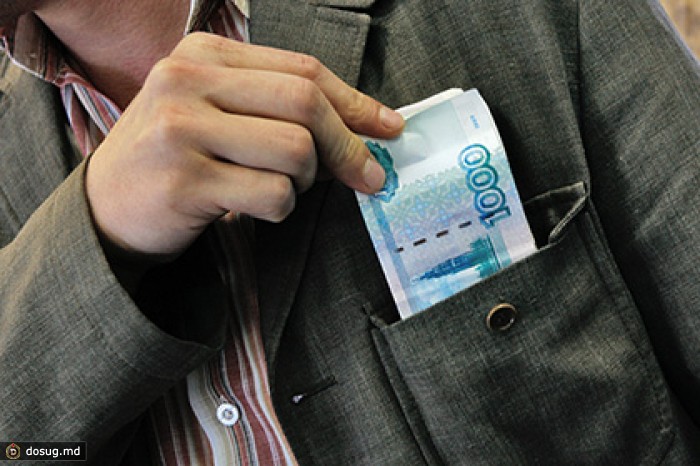 Зарплата федеральных чиновников выросла на треть