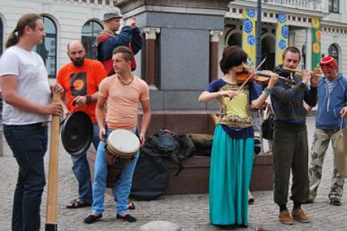 Защитники авторских прав в Латвии добрались до йогов