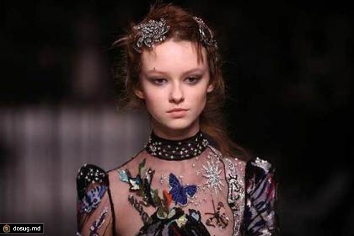 Alexander McQueen выпустил на подиум единорогов