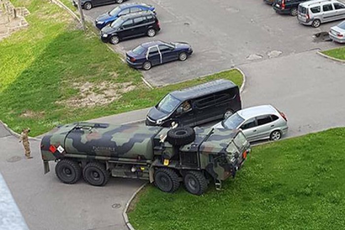 Американские военные припарковали бронетранспортер в жилом дворе Риги