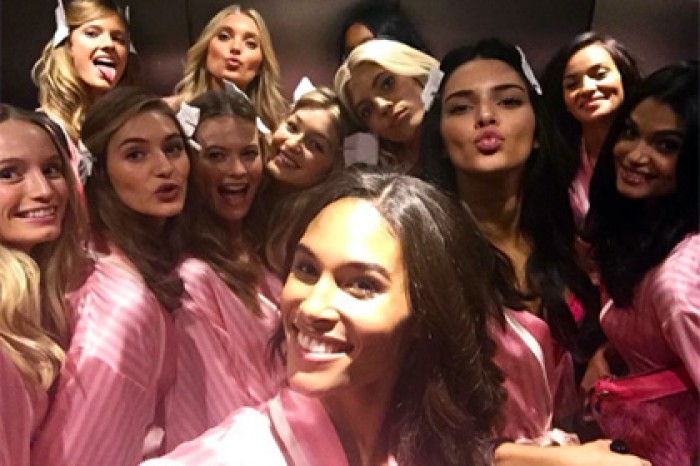 «Ангелы» Victoria’s Secret сделали совместное селфи в халатах