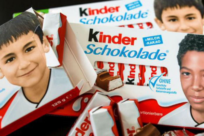 Антиисламистов разгневали шоколадки Kinder с темнокожим футболистом