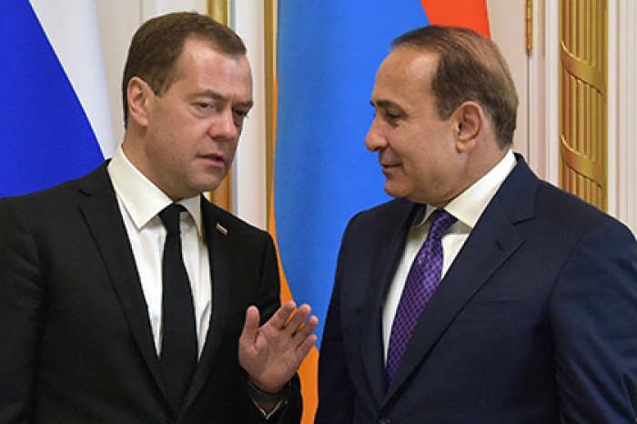 Армянcкий премьер попросил Медведева ускорить поставки вооружений