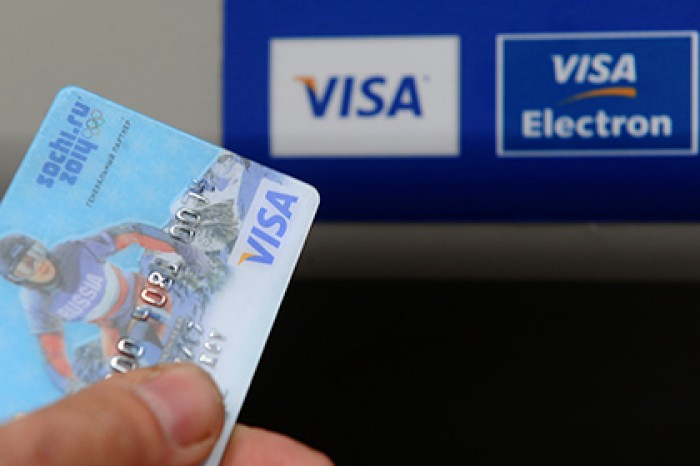 Банкам разрешили брать комиссию за снятие наличных с карт Visa