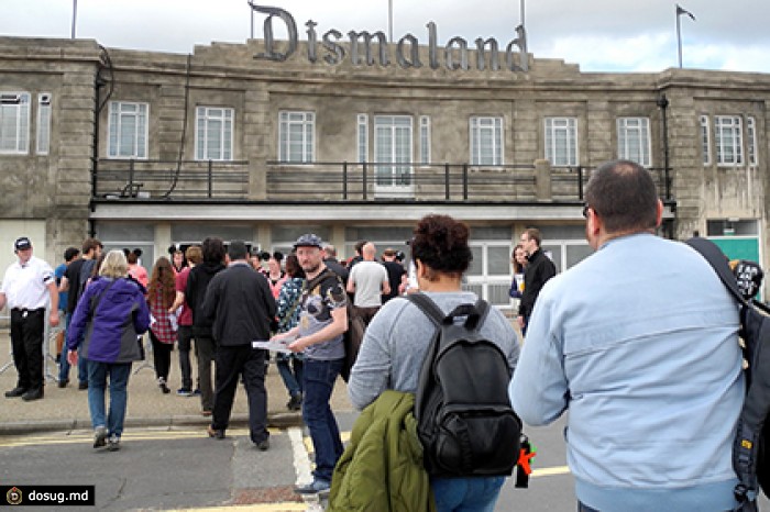 Бэнкси отправит стройматериалы из парка Dismaland мигрантам в Кале