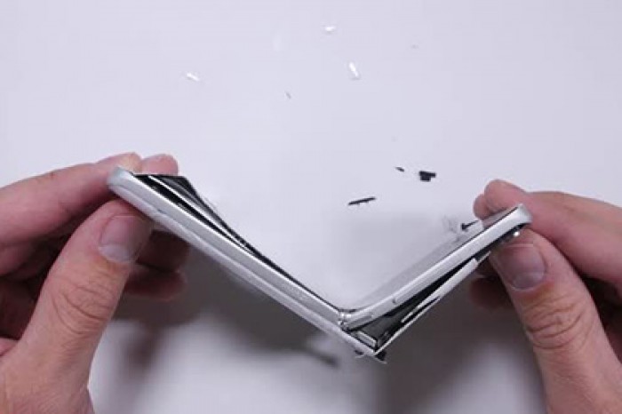 Блогер голыми руками сломал смартфон Xiaomi пополам