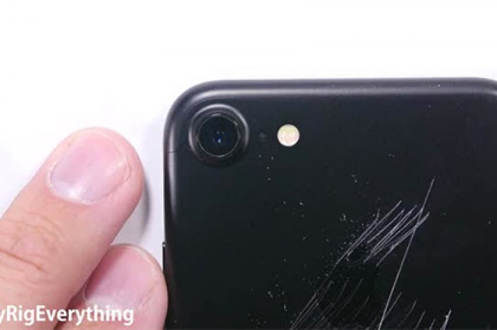 Блогер согнул, поджег и поцарапал iPhone 7