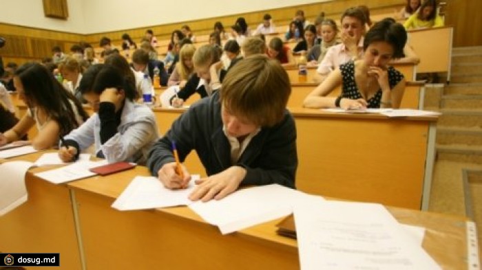 Более 20 выпускников выгнали с четвертого экзамена на степень бакалавра