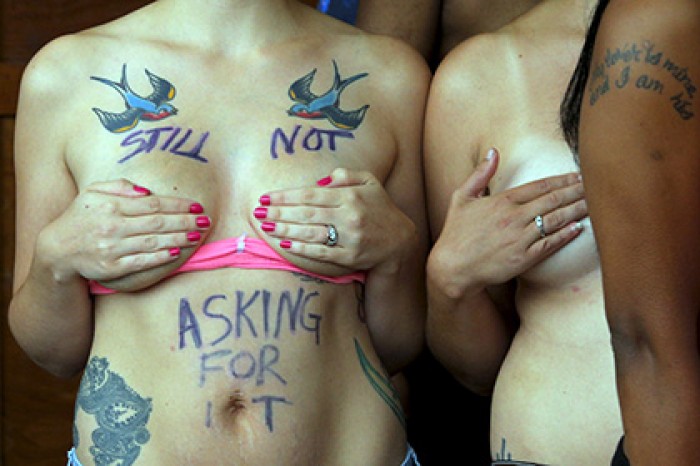 Больше 100 британок обнажили грудь в поддержку движения Free The Nipple