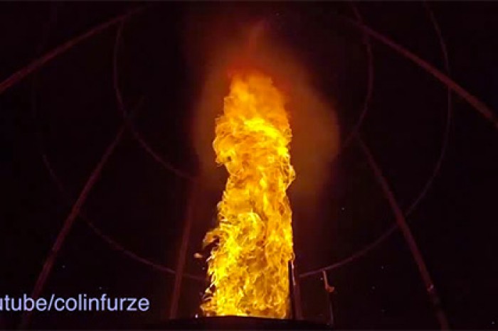 Британец снял на видео созданный им огненный торнадо