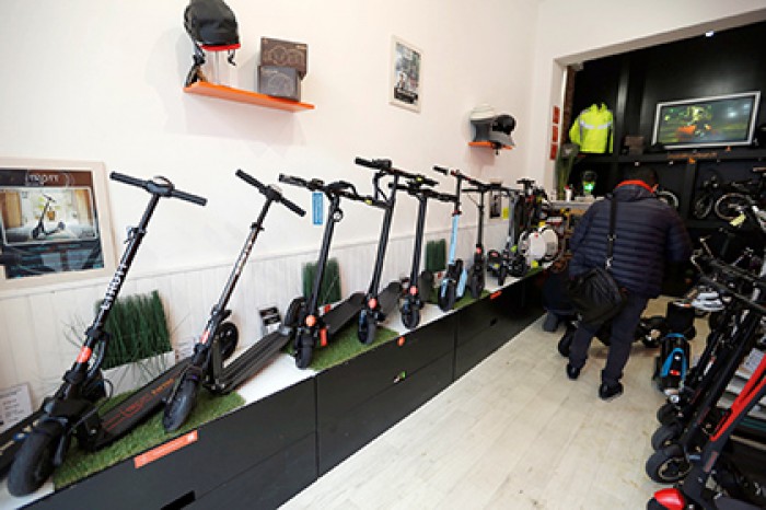 Британская инфляционная корзина пополнилась «хипстерскими» самокатами и джином