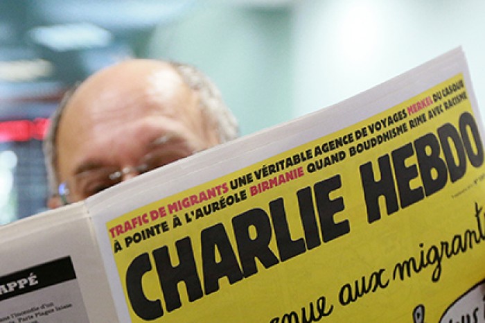 Charlie Hebdo поместил на обложку Меркель с отрезанной головой Шульца