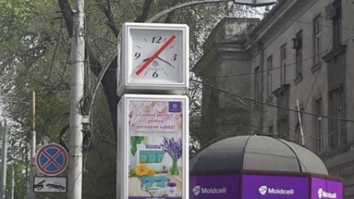 Часы в центре Кишинева заклеили лентой вместо того, чтобы починить