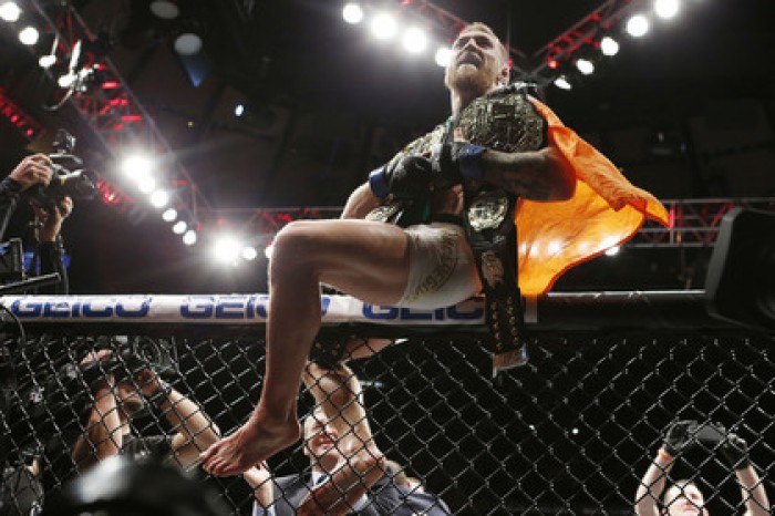 Чемпион UFC Макгрегор попытался выбить телефон у фаната