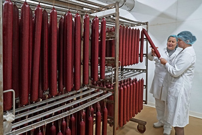 Четверть россиян признались в экономии на колбасе и сыре