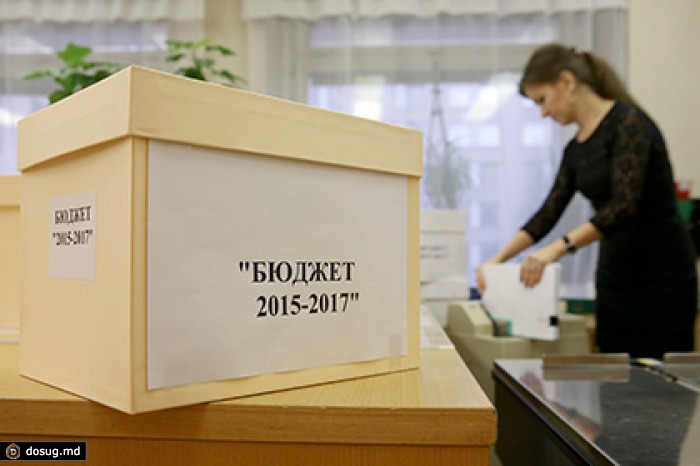 Дефицит бюджета достиг 900 миллиардов рублей