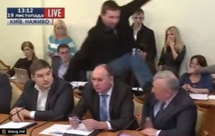 Депутат Рады избил ногами сотрудника СБУ