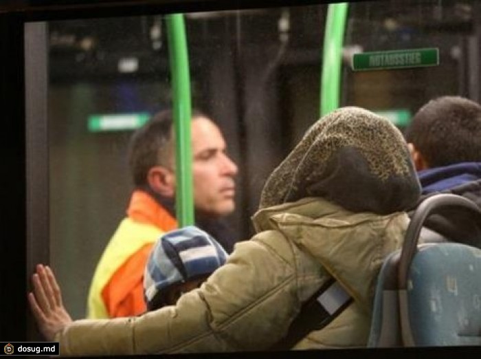 Десятки человек напали на автобус с беженцами в Германии