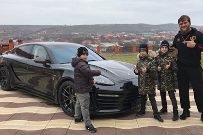 Дети Кадырова подарили Porsche Panamera своему тренеру по борьбе